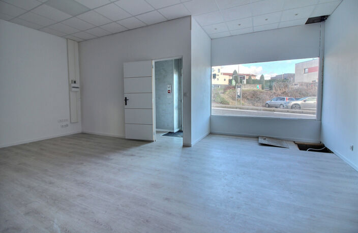 Local commercial 110 m2   Belle visibilité   Centre de Vaugn — photo 5