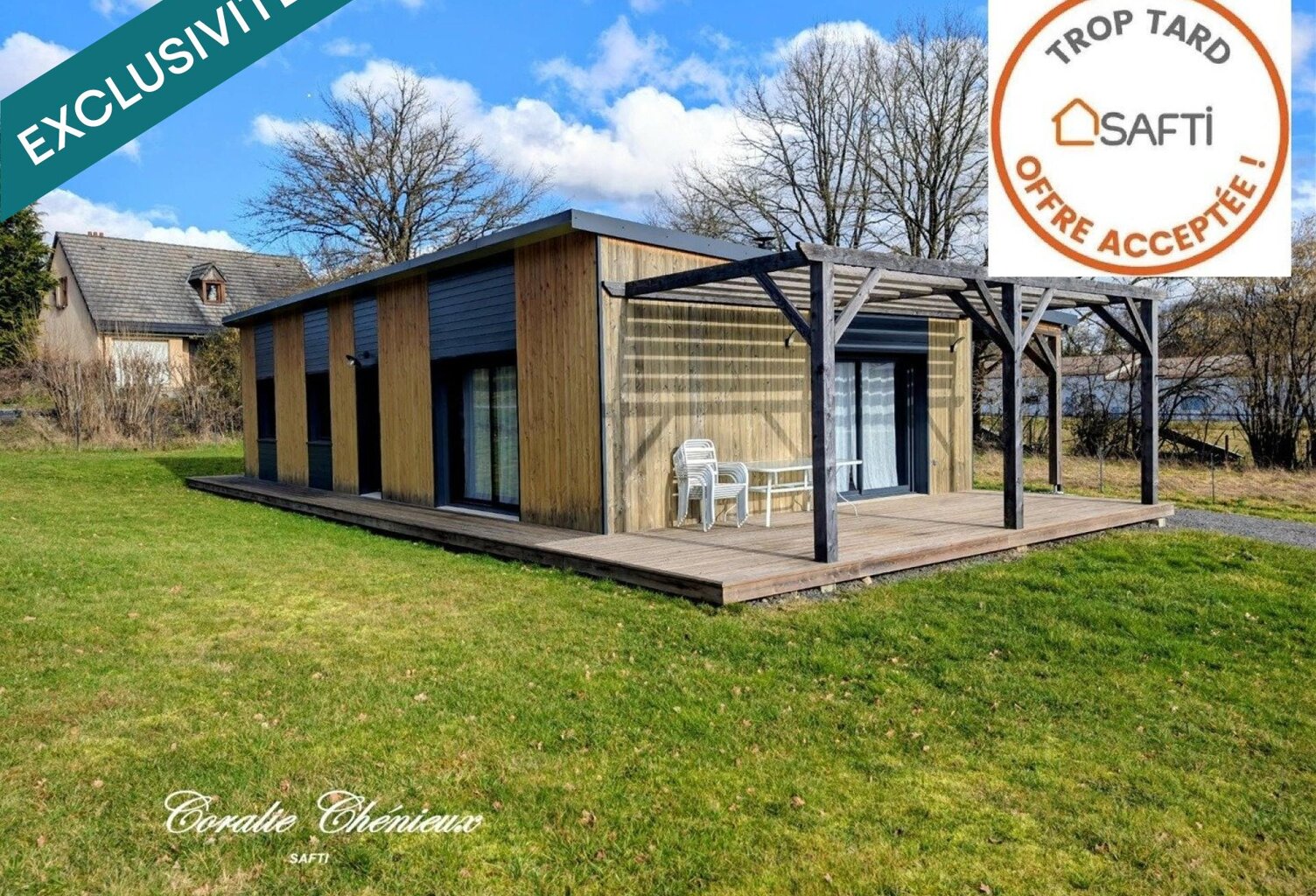 Belle maison en bois récente — photo 1