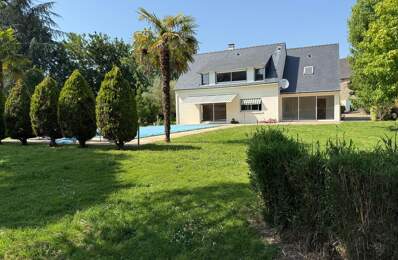 Maison spacieuse avec piscine et terrain arboré. — photo du bien
