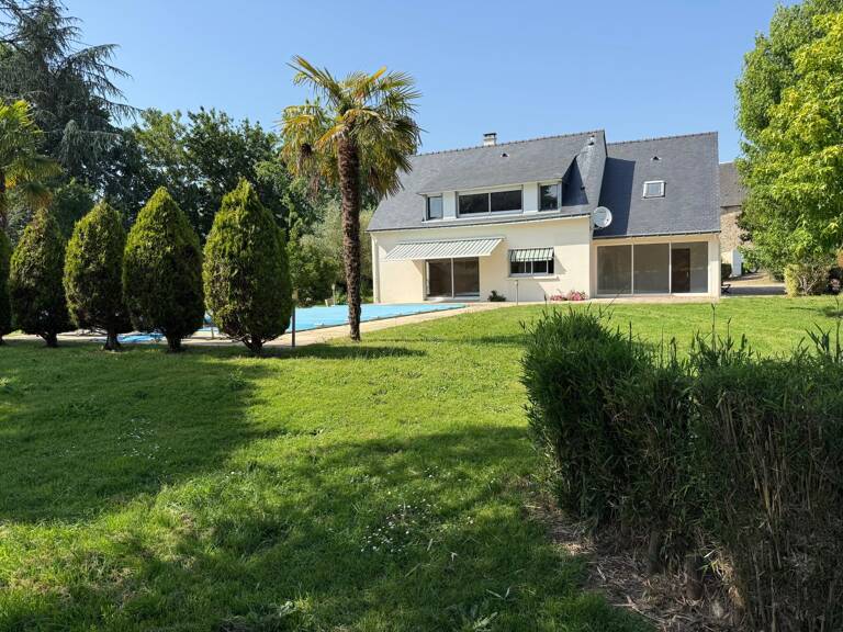Maison spacieuse avec piscine et terrain arboré. — photo 1