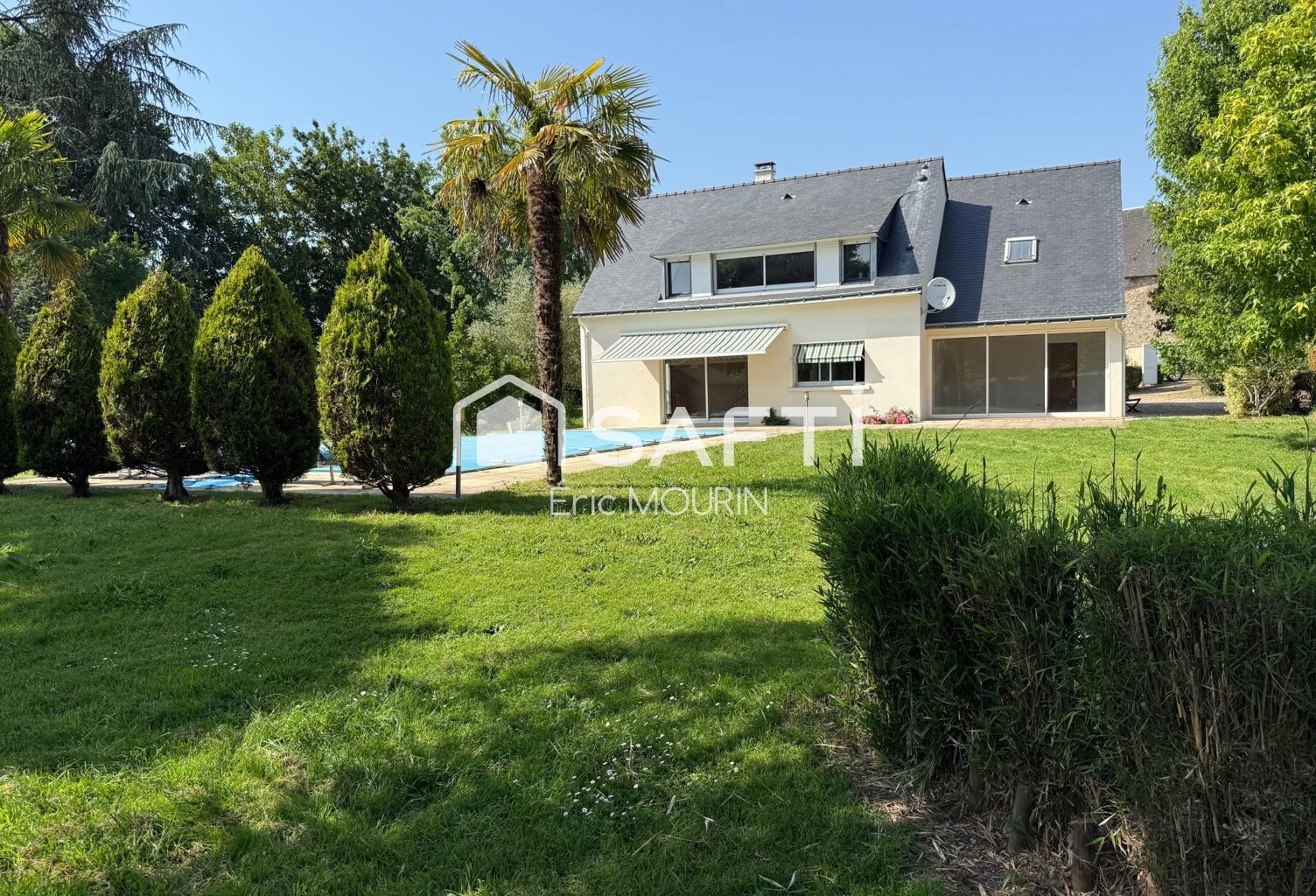 Maison spacieuse avec piscine et terrain arboré. — photo 1