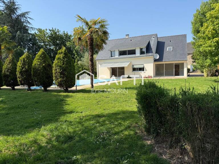 Maison spacieuse avec piscine et terrain arboré. — photo 1