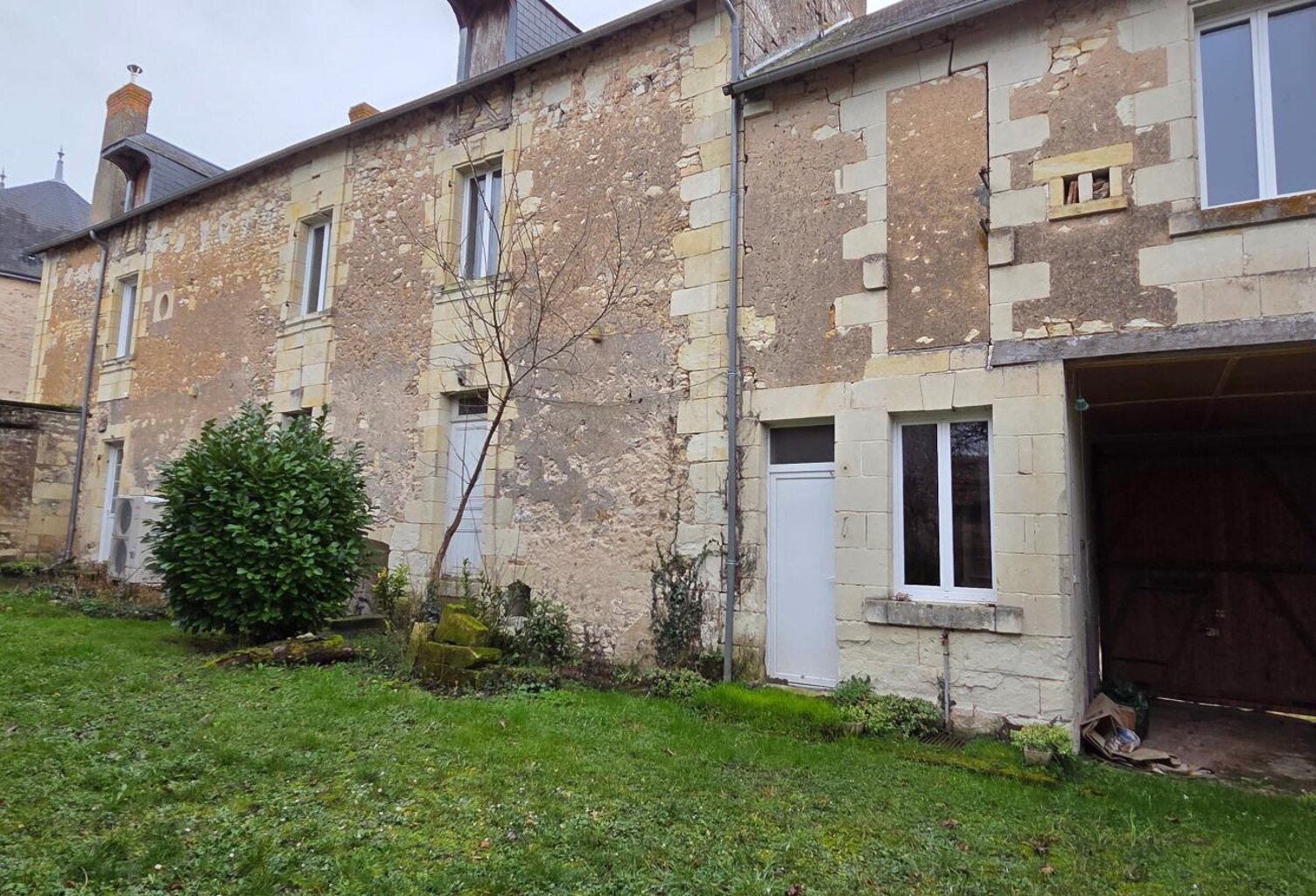Belle maison de bourg ancienne gros potentiel — photo 1