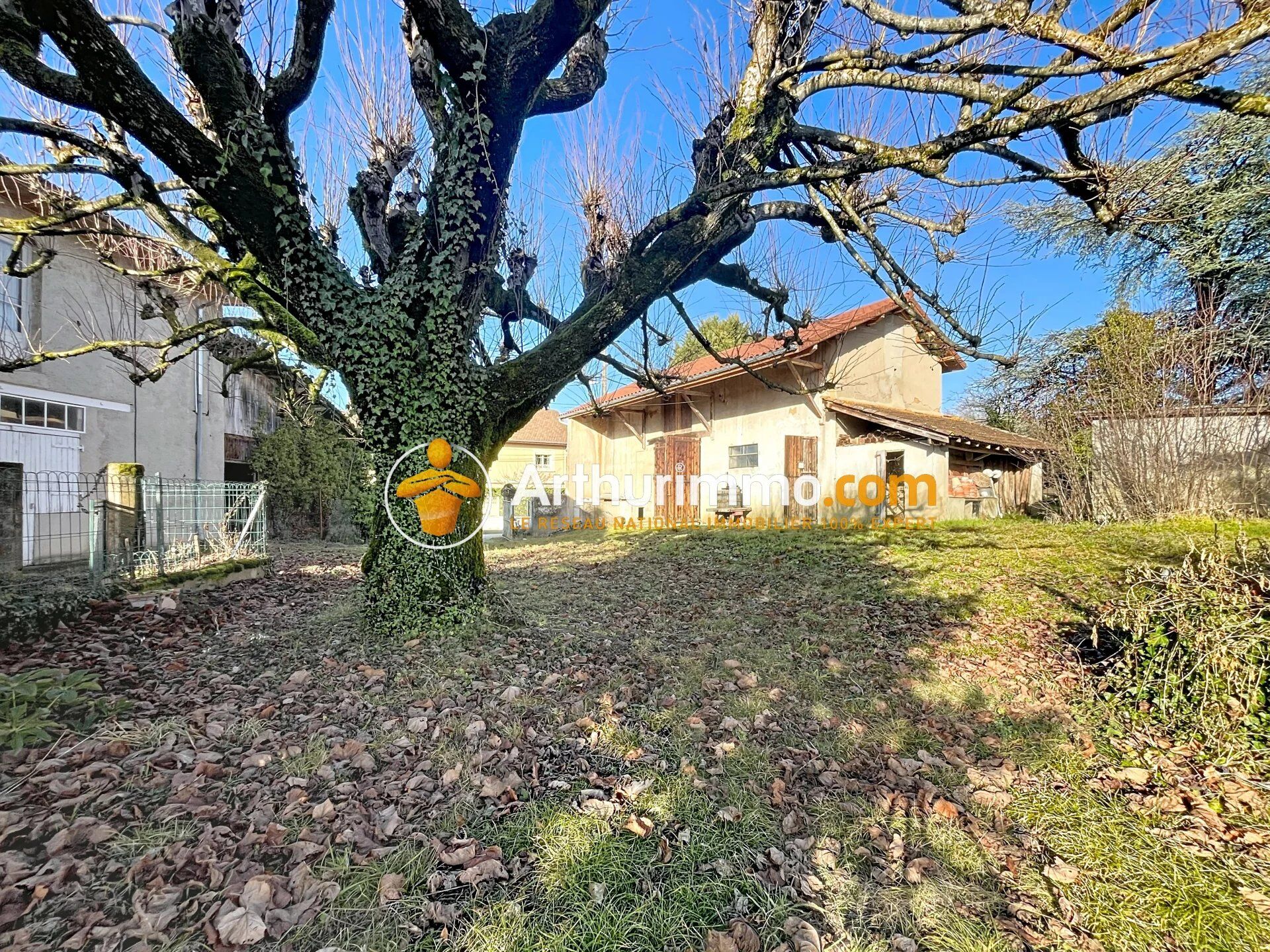 Maison 8 pièces 300 m² · à Montcarra · 300 m² · 249 000 €