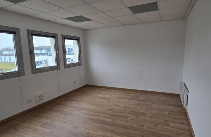 LOCAL D'ACTIVITE A LOUER AVRILLE — photo 4