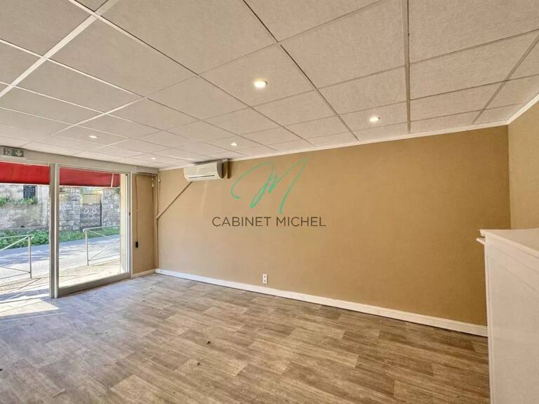 Local Commercial — photo 1