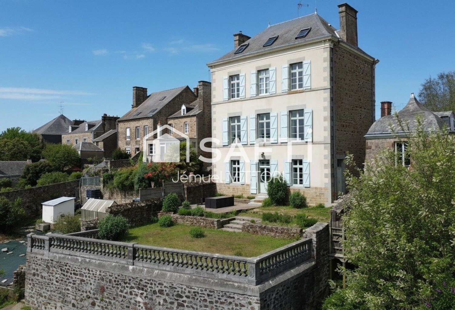 Prestige et nature en centre-ville d'Ernée — photo 1