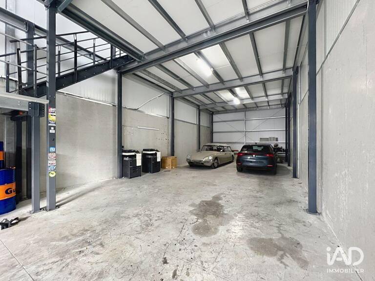 Location Local d'activités 255 m&sup2; — photo 1