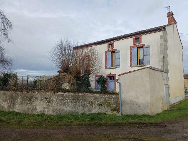 Maison en pierre de 5 pièces principales — photo du bien