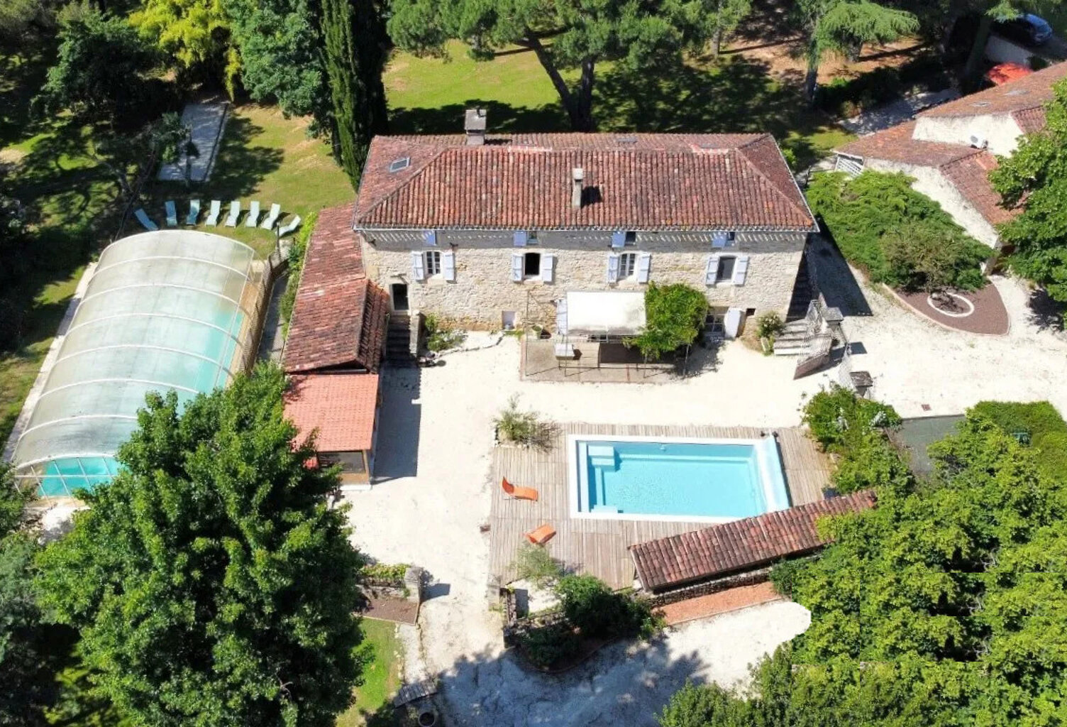 Domaine touristique de charme du 18eme ( 1765 )  en pierre avec une maison  très spacieuse et un grand gîtes. — photo 1