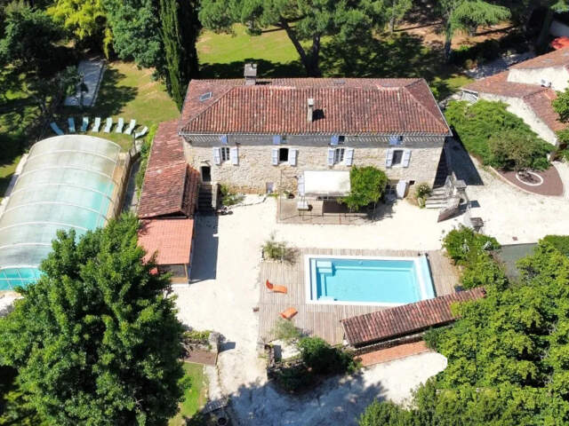 Domaine touristique de charme du 18eme ( 1765 )  en pierre avec une maison  très spacieuse et un grand gîtes. — photo du bien