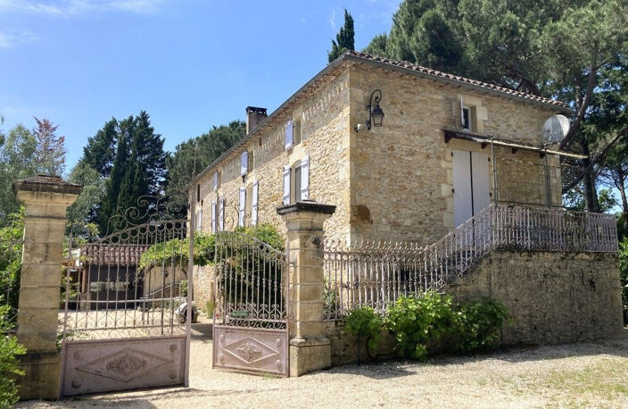 Domaine touristique de charme du 18eme ( 1765 )  en pierre avec une maison  très spacieuse et un grand gîtes. — photo 2