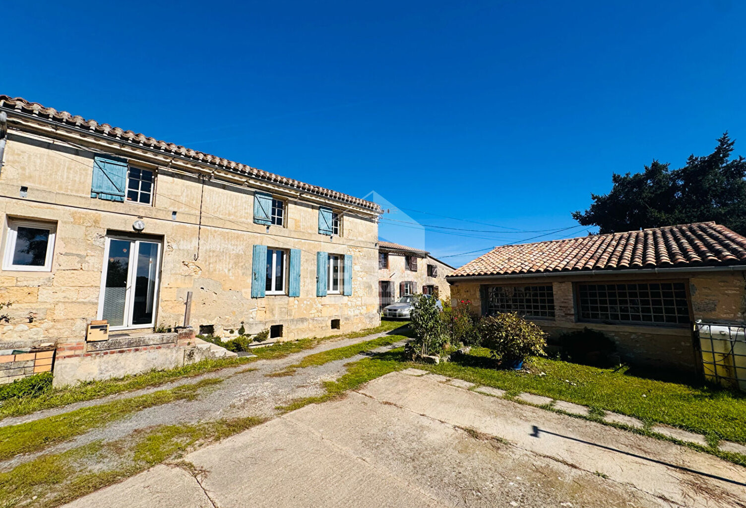 Ensemble immobilier de deux maisons à Mombrier — photo 1