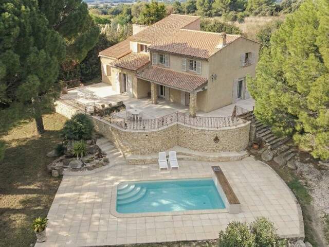 Maison familiale à vendre à Pujaut – 5 chambres – 220 m² habitables – terrain arboré de 2 000 m² – piscine – garage — photo du bien