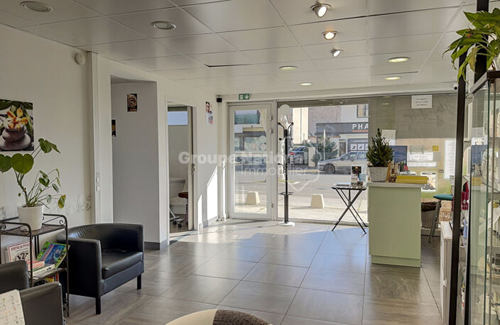 Local commercial en rdc de 85.56m² proche centre ville Berre l'Etang — photo 2