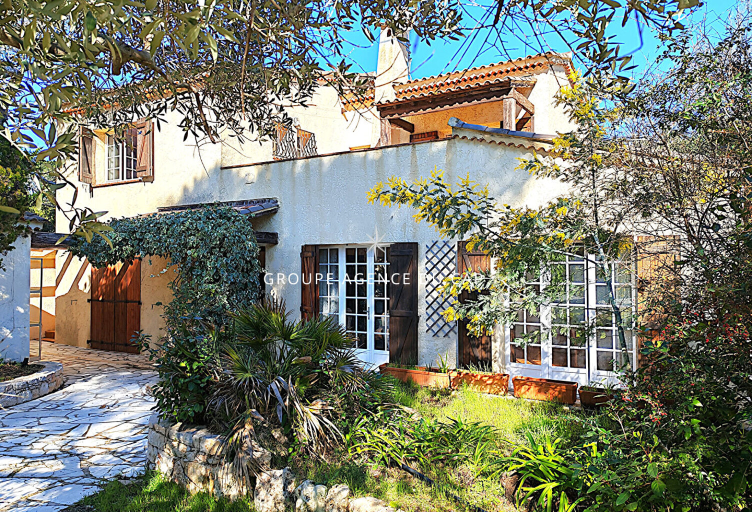 A VENDRE VILLA 6 PIECES 4 CHAMBRES SOLARIUM AVEC APERCU MER PISCINE A PROXIMITE DU CENTRE VILLE DE SAINT AYGULF — photo 1