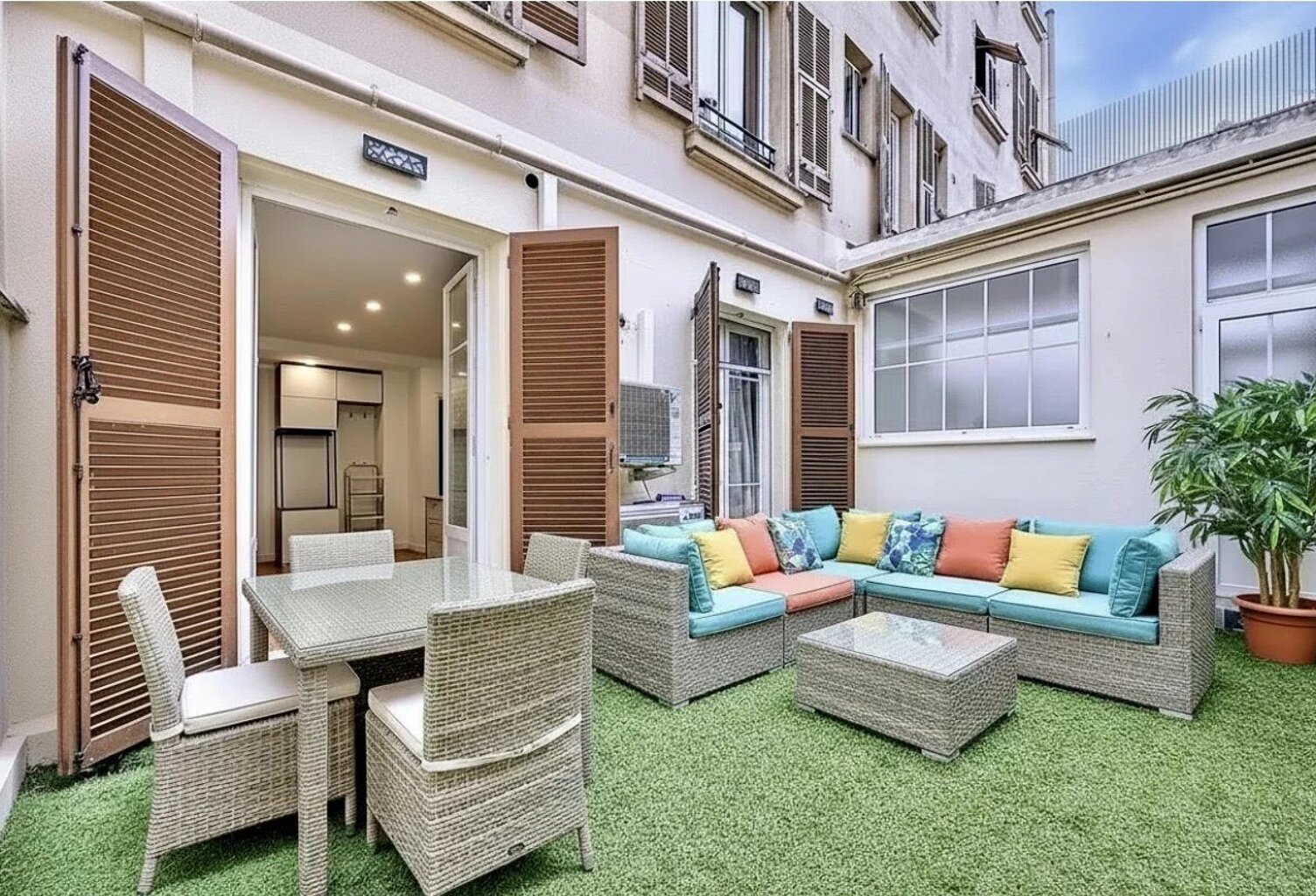 SUBLIME 2 pièces rénové avec une belle terrasse – DPE C — photo 1