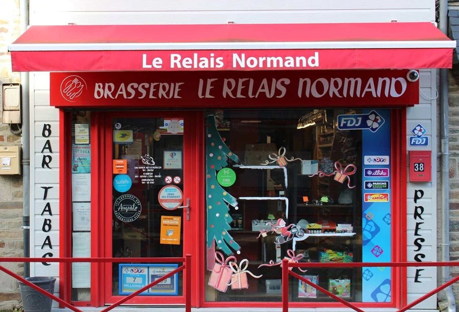 MURS COMMERCIAUX D’UN BAR-TABAC VENDUS LOUÉS AVEC APPARTEMENT ET JARDIN — photo 1