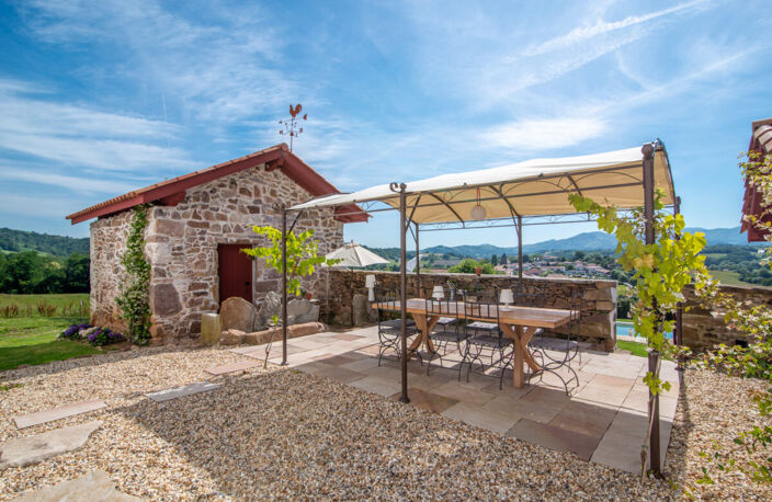 FERME RENOVEE DE PLUS DE 400 M² PROCHE DU BOURG DE SARE — photo 3