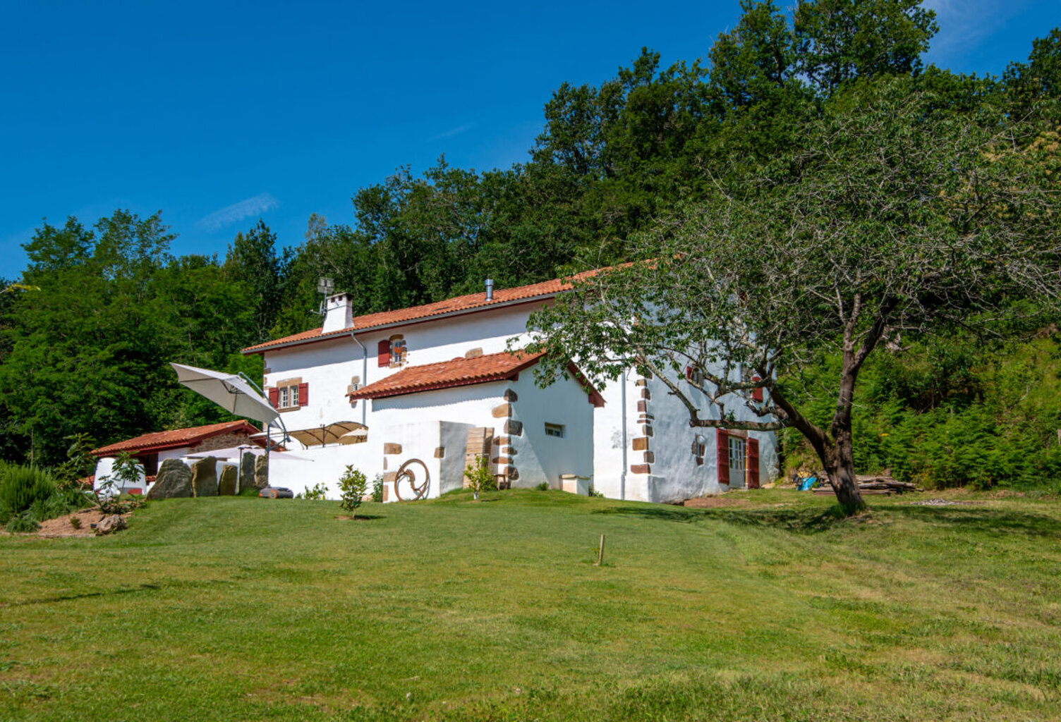 FERME RENOVEE DE PLUS DE 400 M² PROCHE DU BOURG DE SARE — photo 1