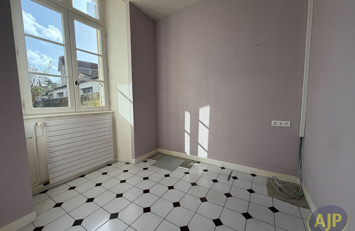 Centre-ville de Pons - Immeuble de caractère — photo 2