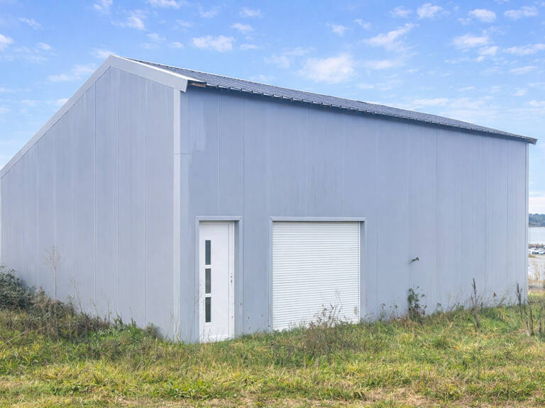 Bâtiment industriel avec revenus solaires — photo 1