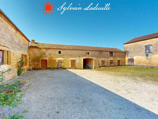 Corps de ferme a restaurer de 95 m² habitables avec 400 m² de dépendances sur un terrain de 3 500 m² — photo du bien