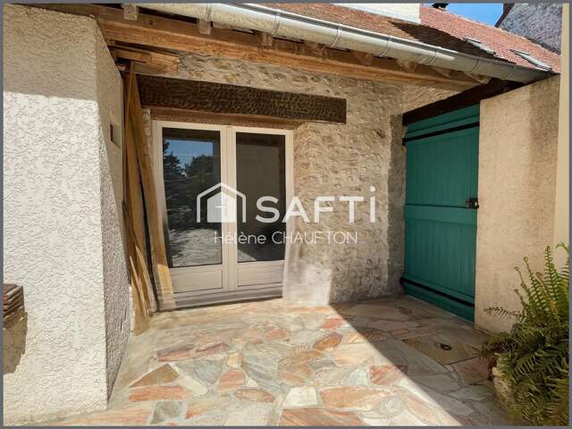Maison de village, 3 chambres, jardinet d'environ 90m², garage, dépendances. — photo du bien