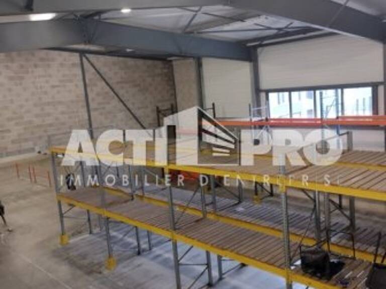 Entrepot à louer — photo 1