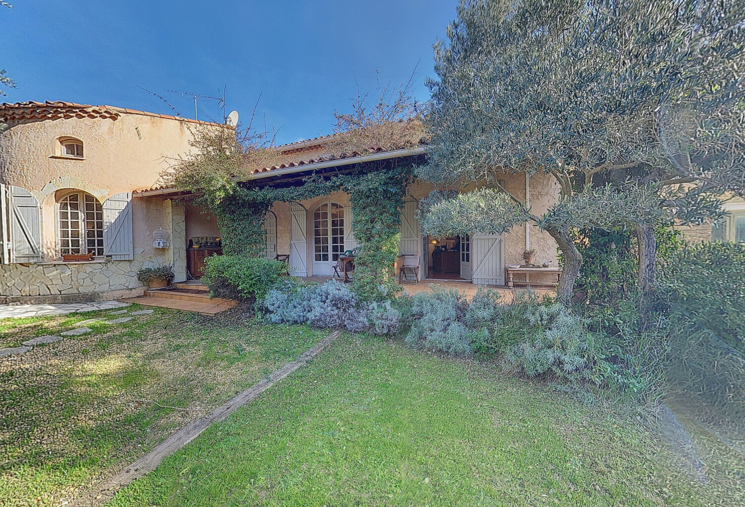 Maison provençale de caractère   Calme, volumes et charme architectural — photo 1