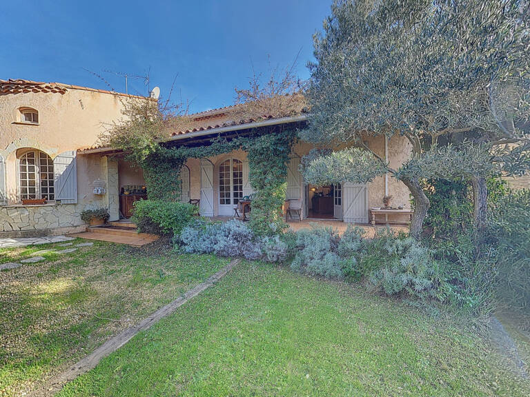 Maison provençale de caractère   Calme, volumes et charme architectural — photo 1