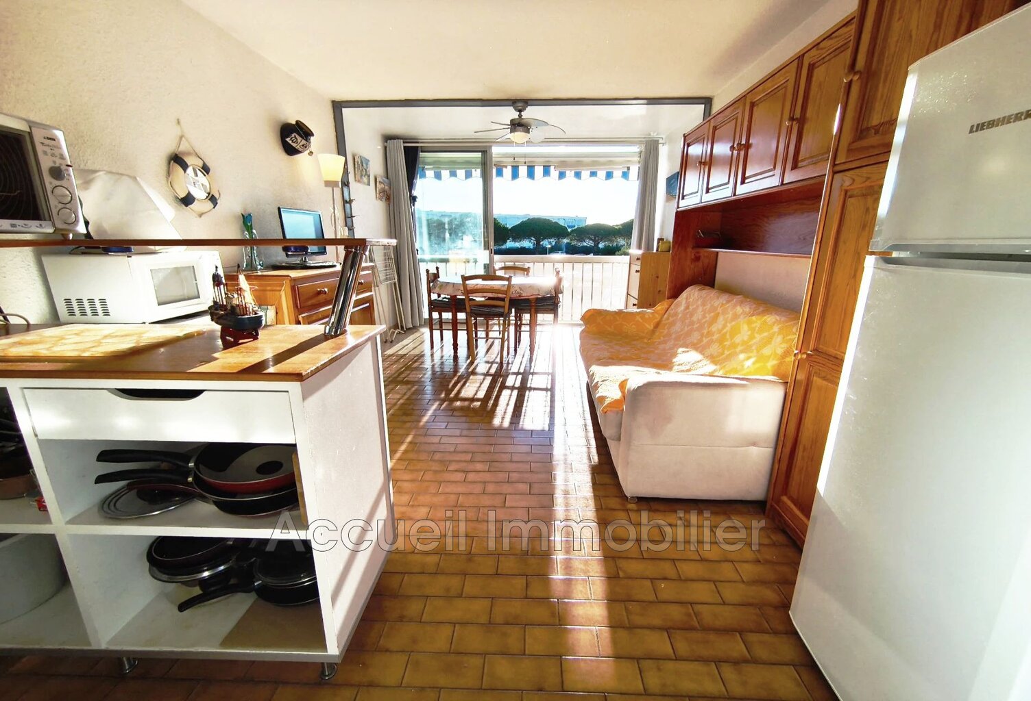 Studio cabine au 1er étage avec un aperçu latéral sur le port. — photo 1