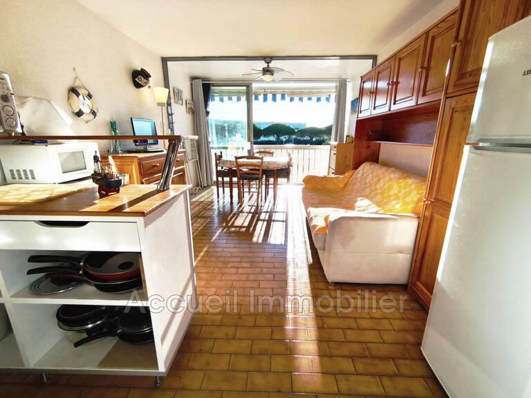Studio cabine au 1er étage avec un aperçu latéral sur le port. — photo 1