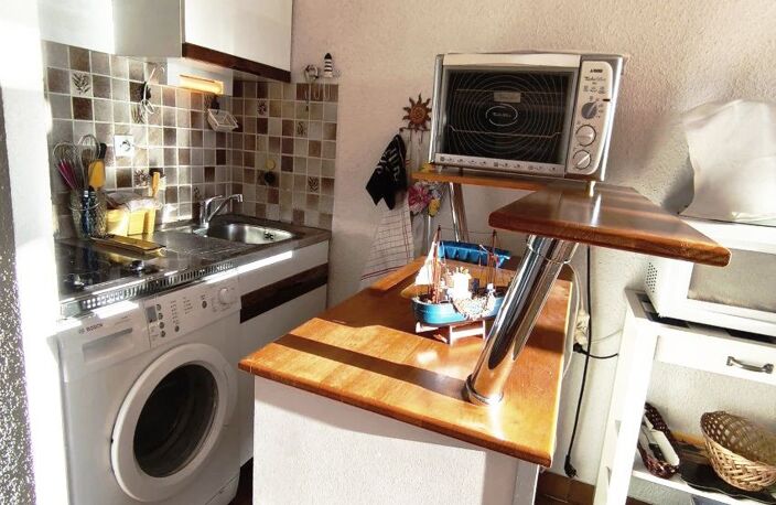Studio cabine au 1er étage avec un aperçu latéral sur le port. — photo 2