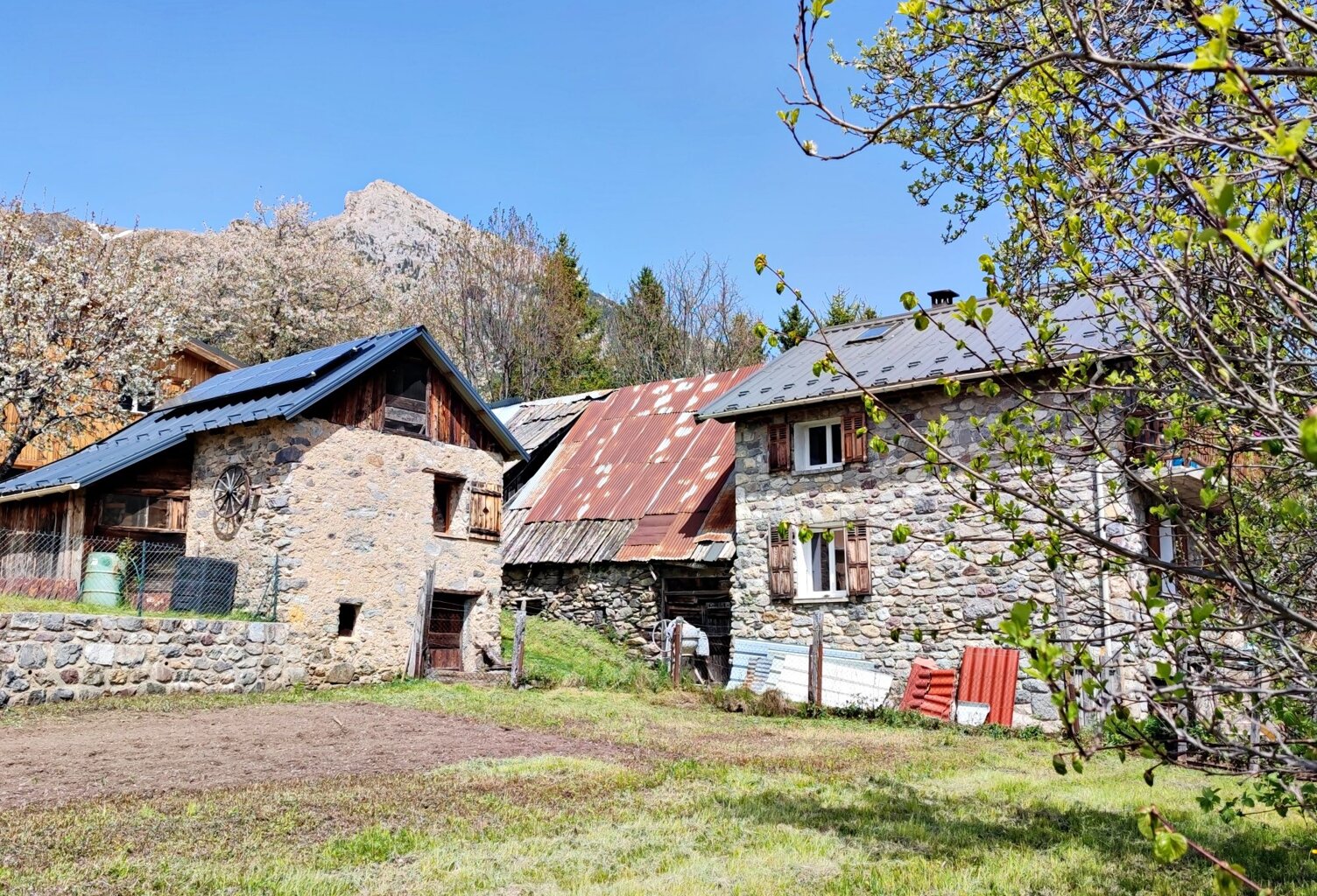 GRANGE EN PIERRES A RENOVER — photo 1
