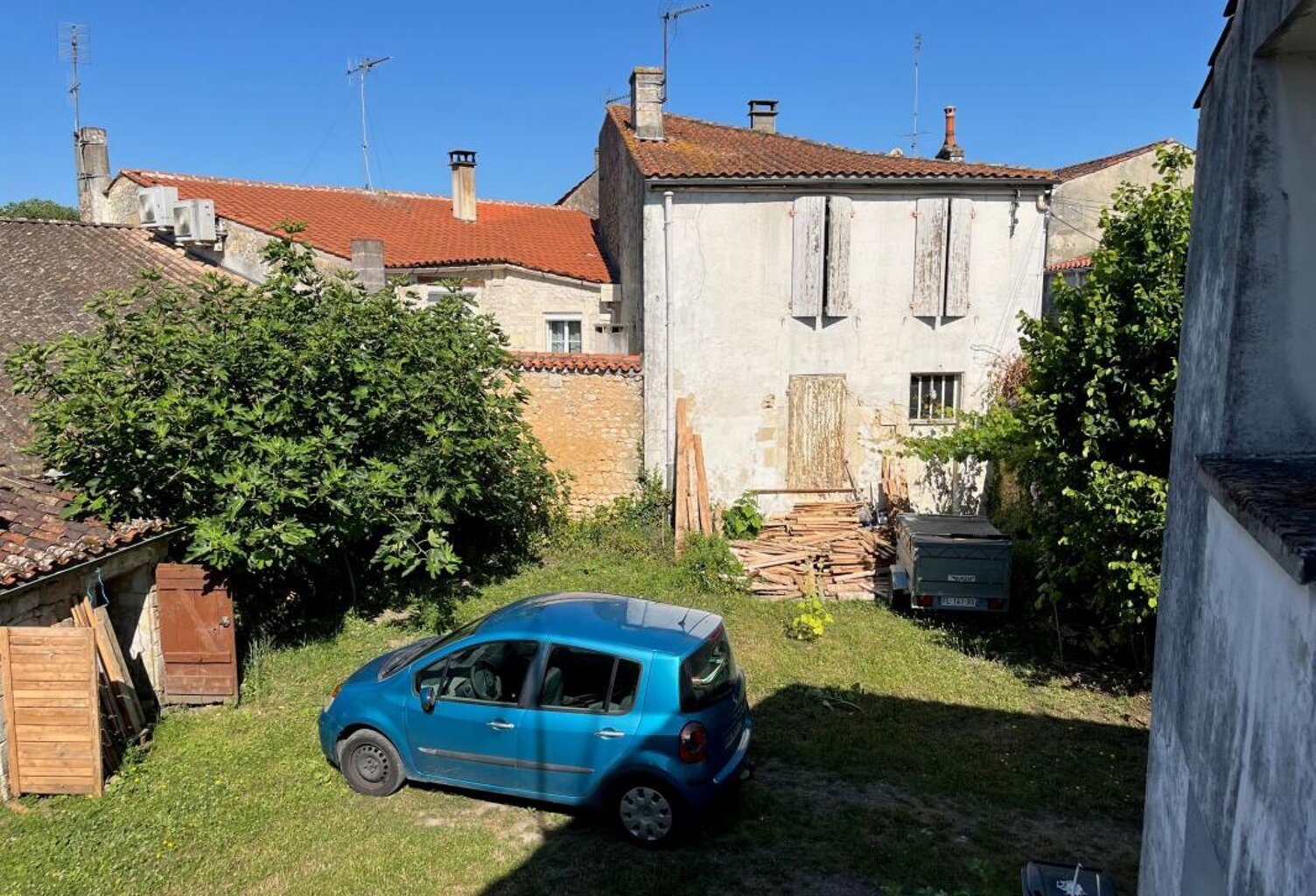 Pont L'Abbé d'Arnoult, immeuble de rapport en partie loué, avec jardin, dépendances et autre terrain sur l'arrière — photo 1