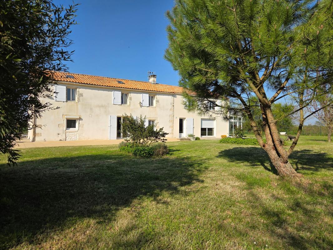 Villa / Maison  T7 à vendre Loire-les-Marais 17870