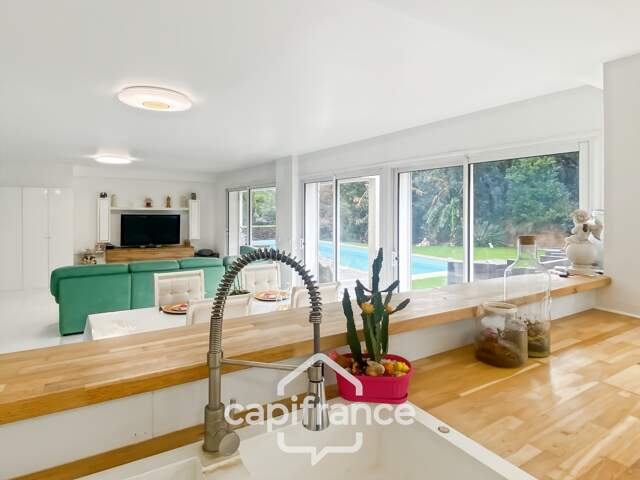 Maison à vendre 8 pièces CARQUEIRANNE (83) - Quartier Canebas - 6 chambres - 220 m2 habitable - Piscine — photo du bien