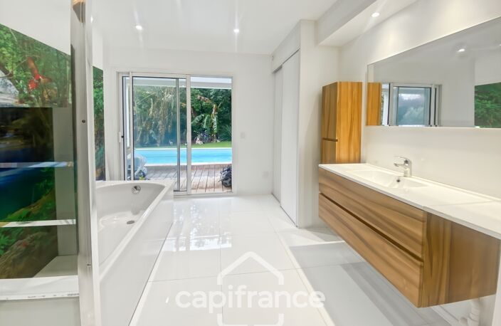Maison à vendre 8 pièces CARQUEIRANNE (83) - Quartier Canebas - 6 chambres - 220 m2 habitable - Piscine — photo 2