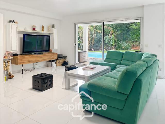 Maison à vendre 8 pièces CARQUEIRANNE (83) - Quartier Canebas - 6 chambres - 220 m2 habitable - Piscine — photo du bien