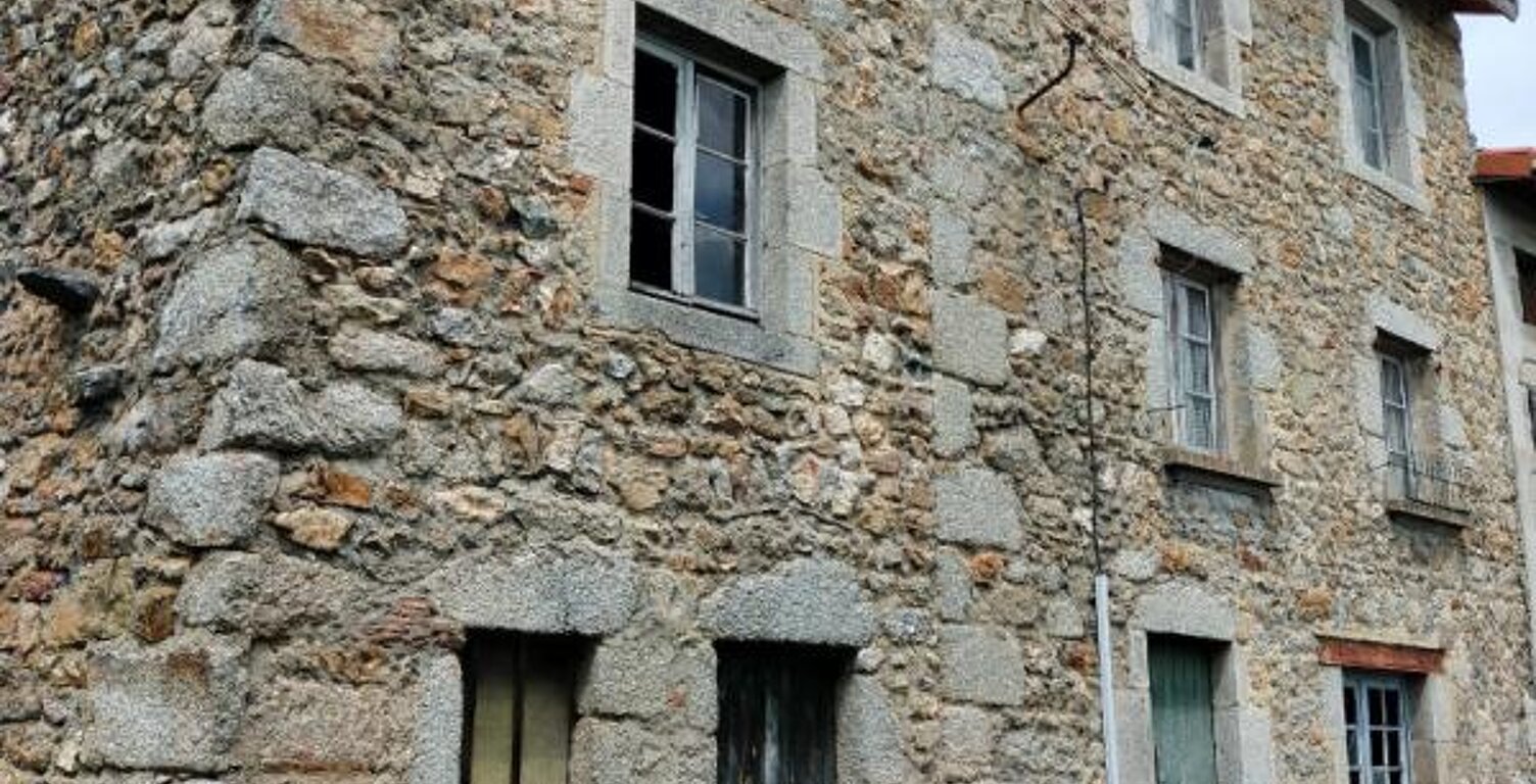 Celles sur Durolle (63250) Ensemble immobilier Maison (+/-160m2) + grange (+/- 270m2) + terrain constructible (+/-3500m2) — photo 1