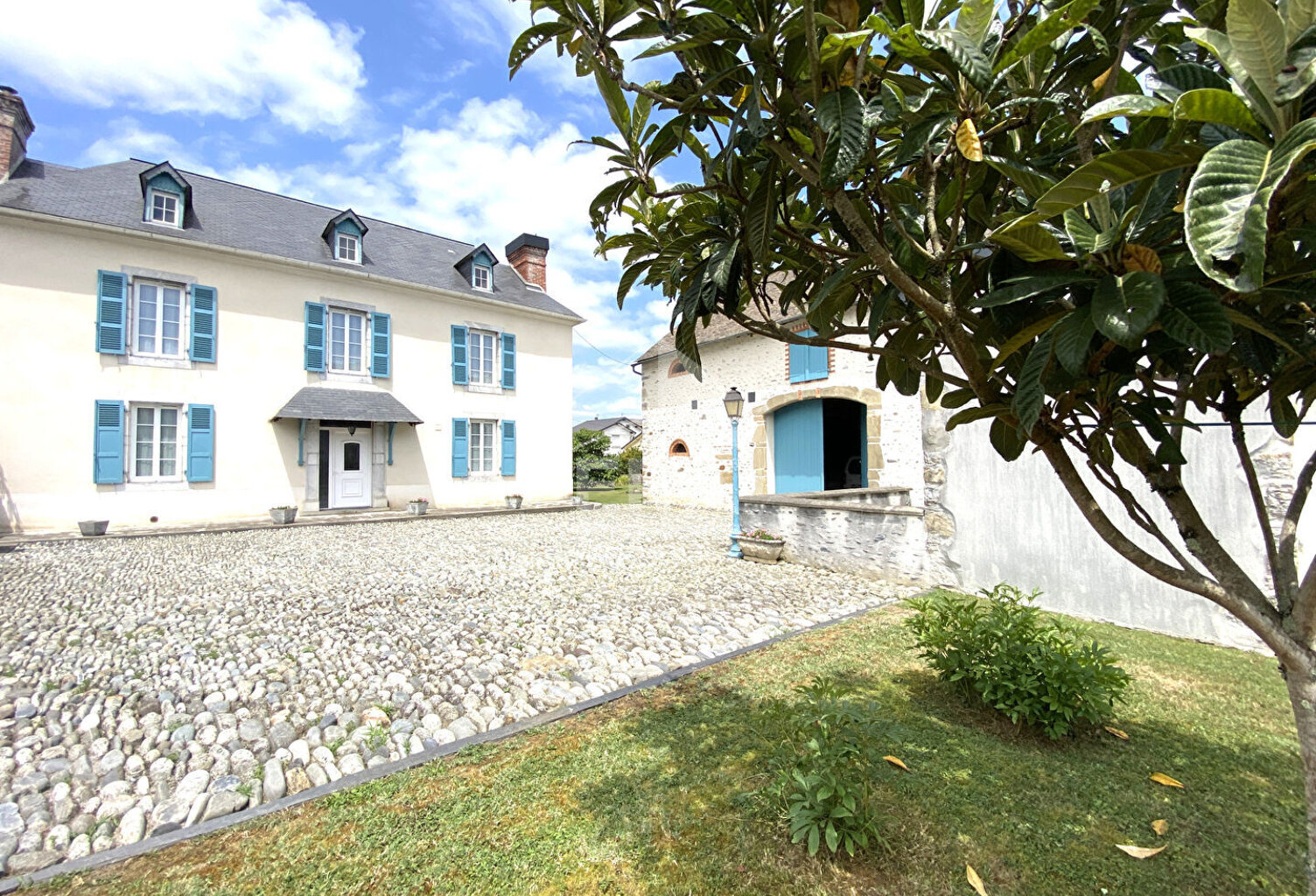 PLAINE DE NAY  : ancien corps de ferme rénové avec sa grange de 120 m² — photo 1