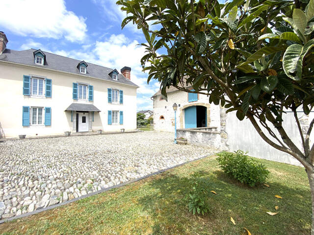 PLAINE DE NAY  : ancien corps de ferme rénové avec sa grange de 120 m² — photo du bien