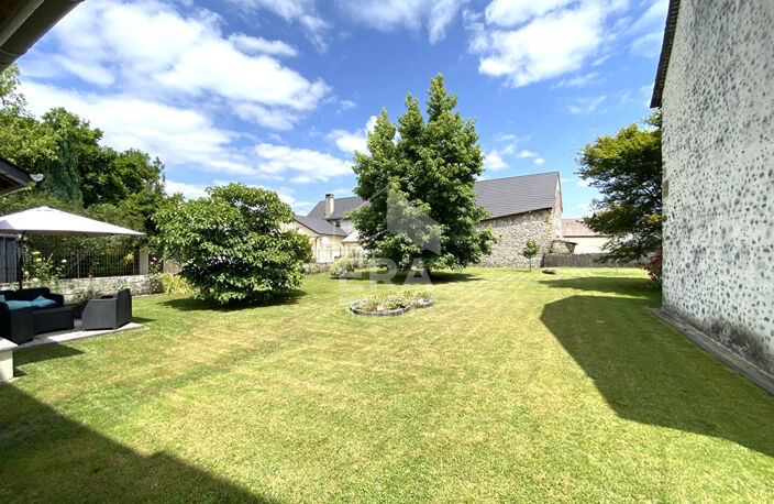 PLAINE DE NAY  : ancien corps de ferme rénové avec sa grange de 120 m² — photo 2