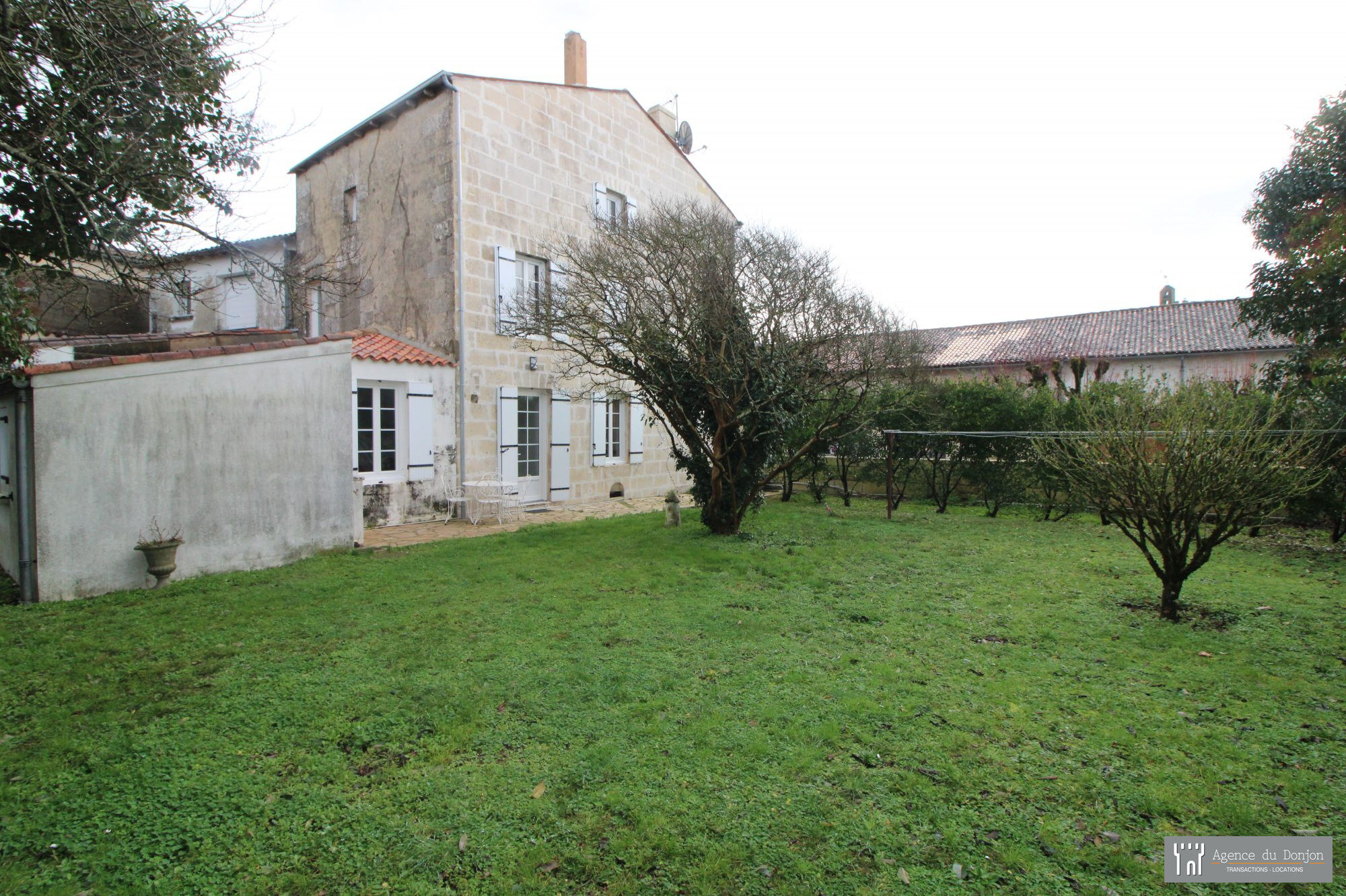 Villa / Maison  T8 à louer Pons 17800