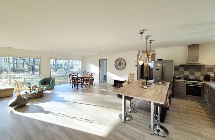 ÉCRIN DE VERDURE & ÉLÉGANCE CONTEMPORAINE : VILLA D’EXCEPTION EN LISIÈRE DE FORÊT — photo 4