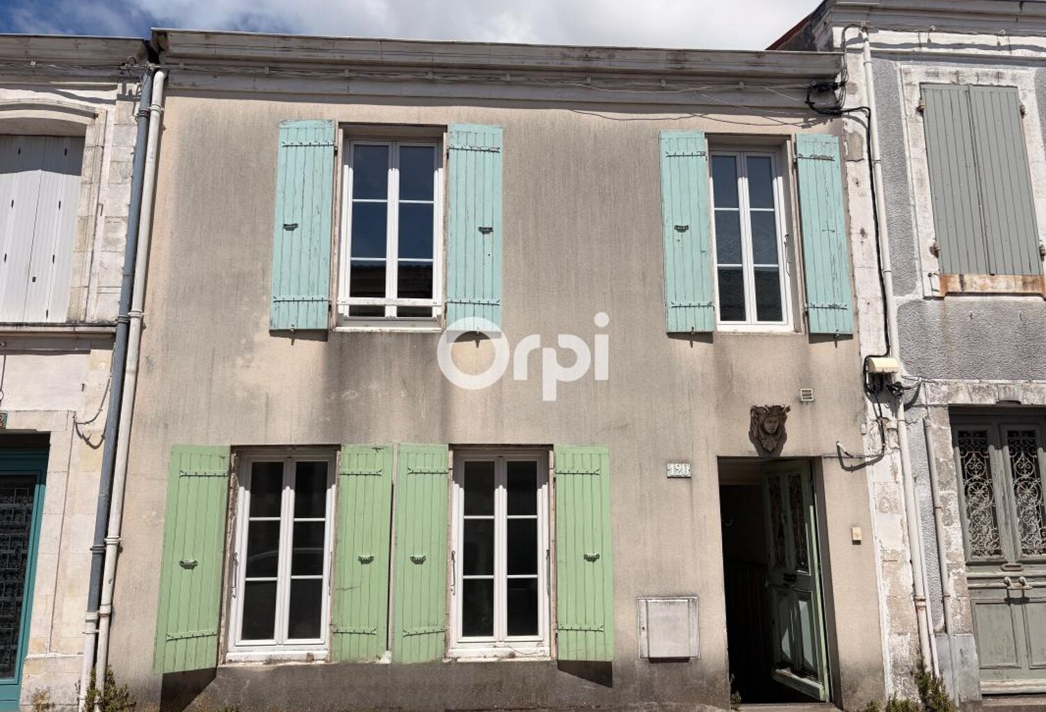 Maison T5 en centre-ville de MARENNES — photo 1