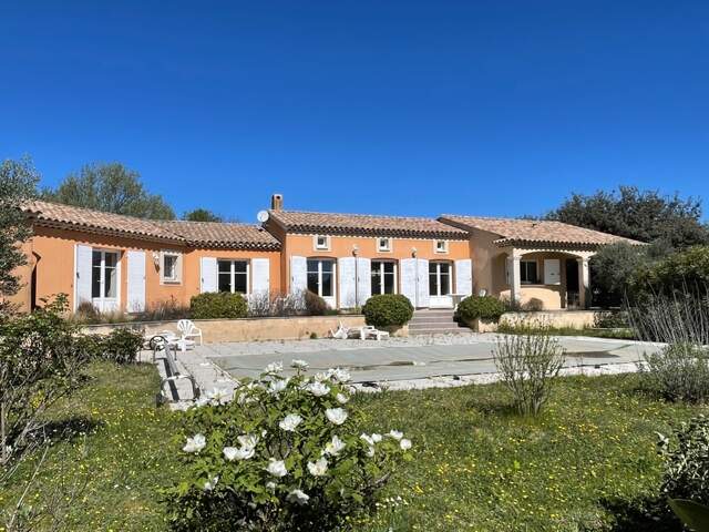 À VENDRE LAURIS (84) Propriété d’exception de plain-pied avec piscine et jardin paysager d'env 3000 M2 — photo du bien