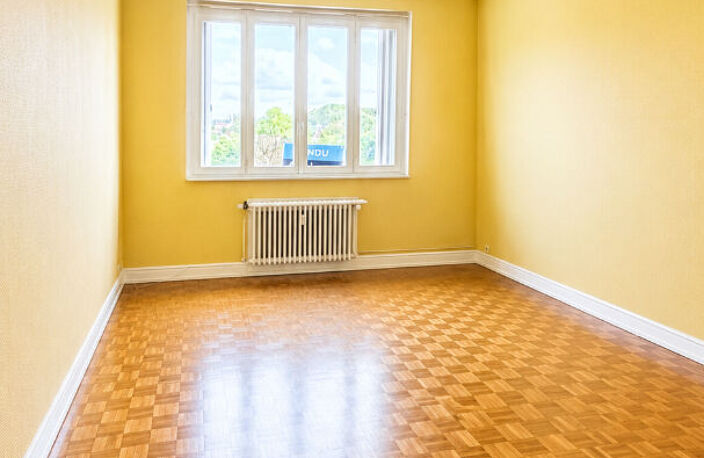 A Vendre - TRIANGLE D'OR - CENTRE - COMPIEGNE - Appartement  traversant de 3 pièces - PARIKNG/CAVE — photo 2