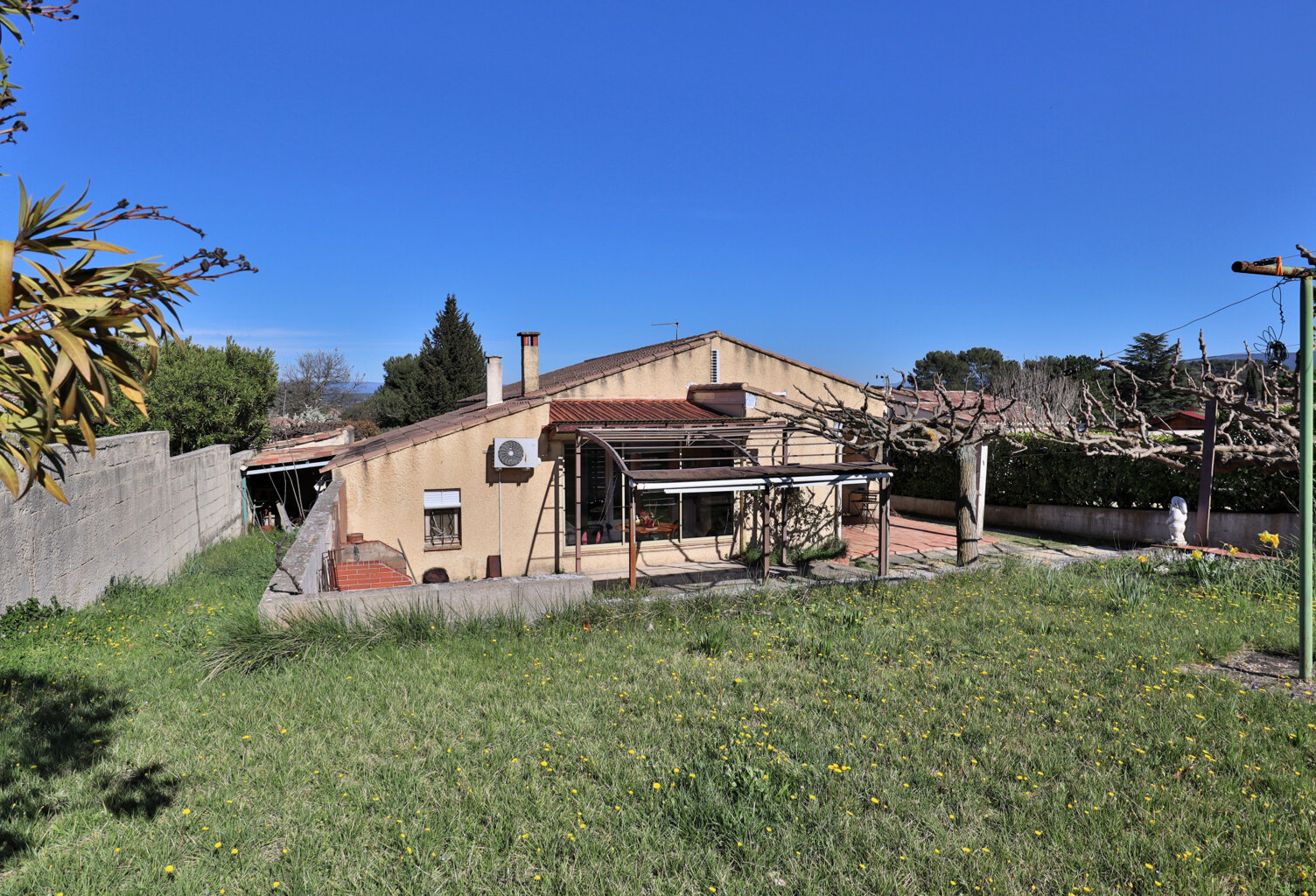 Dept 84 - Maubec proche village maison de plain-pied — photo 1